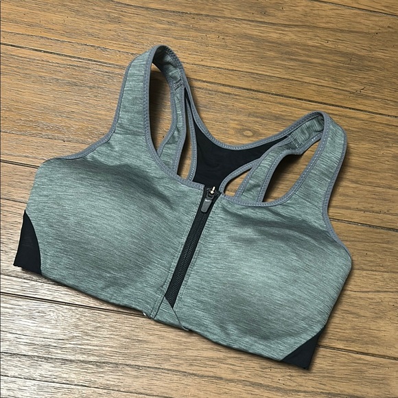 Women's NIKE Sports Bra w/ padded inserts - Picture 1 of 8